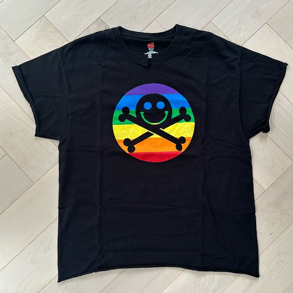 Smiley + crossbones, defcon T-shirt, rainbow 🌈 pride, size L, unisex